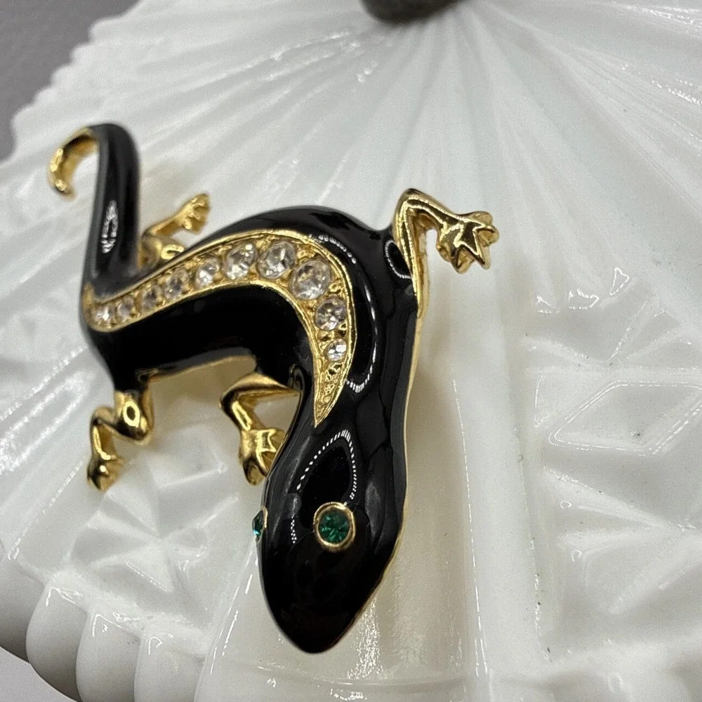 Vintage Brooch Gold Tone & Black Enamel LIZARD Rhinestones Green‎ Eyes Glam Pin